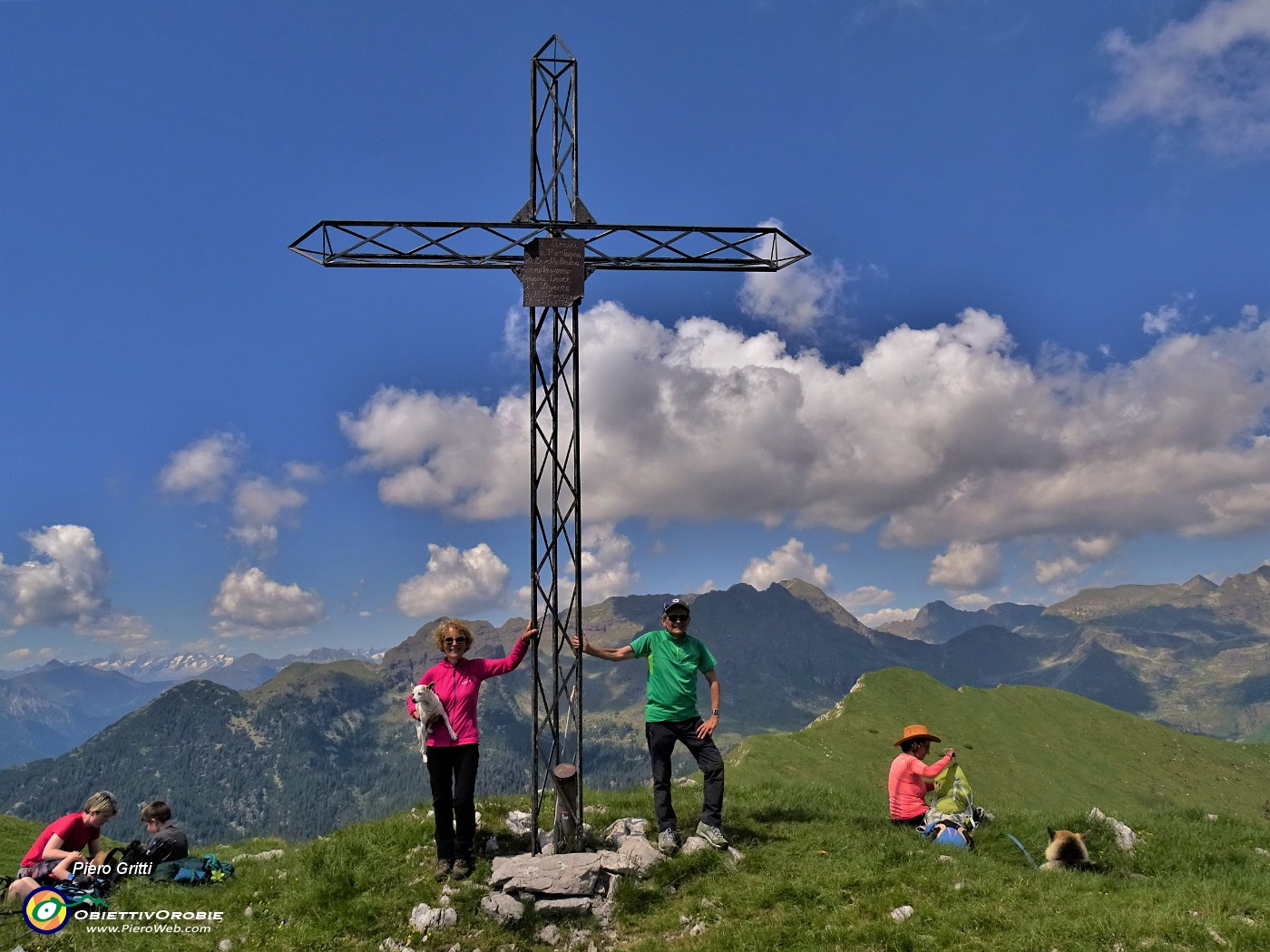 56 Alla croce del Vindiolo (2056 m) con Prisca, amica compagna di tante escursioni .JPG